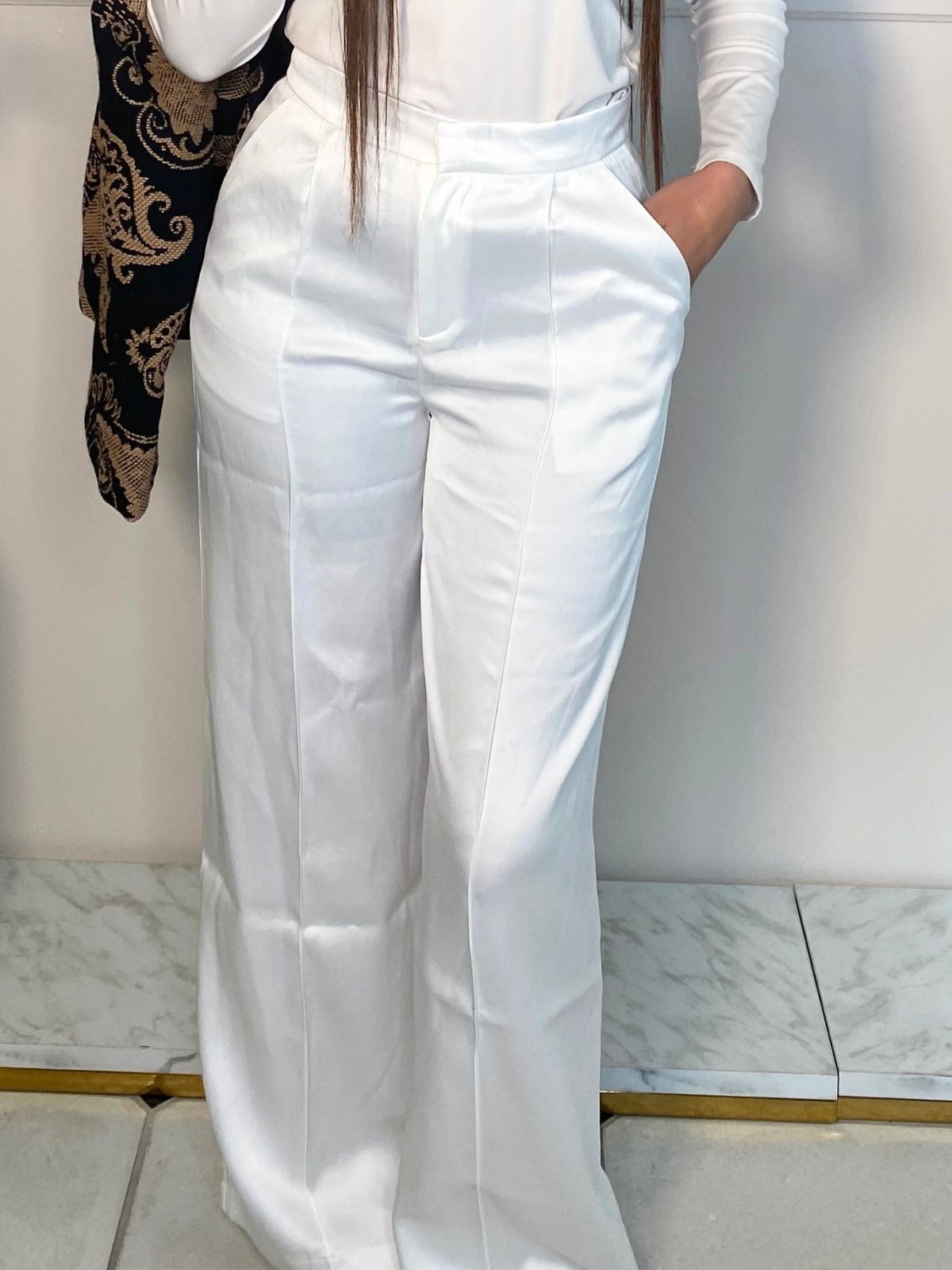 PANTALON TAILLEUR FLARE EN SATIN BLANC